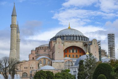İstanbul, Türkiye - 30 Eylül 2024: Ayasofya eski bir Rum Ortodoks Hıristiyan ataerkil bazilikası, daha sonra bir imparatorluk camisi ve şimdi de İstanbul, Türkiye 'de bir müze..