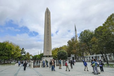 İstanbul, Türkiye - 30 Eylül 2024: Theodosius 'un Obelisk' i, İstanbul, Türkiye 'deki Konstantinopolis Hipodromu' nda yeniden dikilmiş Firavun Thutmose III 'ün Mısır dikilitaşıdır..