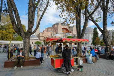 İstanbul, Türkiye - 30 Eylül 2024: Ayasofya eski bir Rum Ortodoks Hıristiyan ataerkil bazilikası, daha sonra bir imparatorluk camisi ve şimdi de İstanbul, Türkiye 'de bir müze..