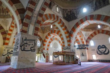 Edirne, Türkiye - 1 Ekim 2024: Eski Cami, Edirne, Türkiye 'de 15. yüzyıl başlarındaki Osmanlı camii..