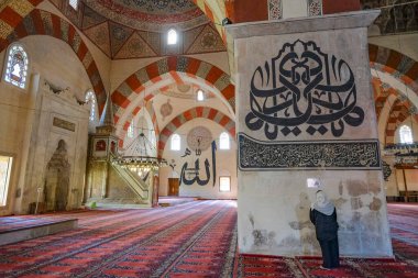 Edirne, Türkiye - 1 Ekim 2024: Eski Cami, Edirne, Türkiye 'de 15. yüzyıl başlarındaki Osmanlı camii..