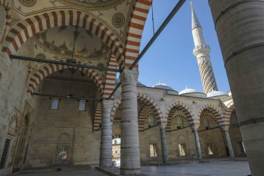 Edirne, Türkiye - 3 Ekim 2024: Edirne, Türkiye 'deki Uc Serefeli Camii veya Üç Balkon Camisi.
