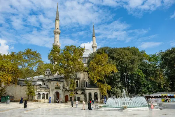 İstanbul, Türkiye - 23 Eylül 2024: Eyüp Sultan Camii İstanbul 'un Eyup ilçesinde yer almaktadır..