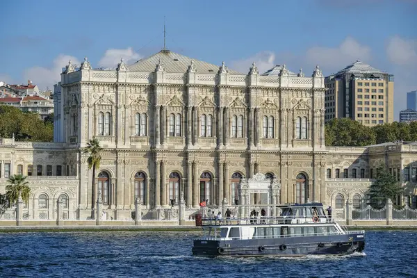 İstanbul, Türkiye - 27 Eylül 2024: Dolmabahce Sarayı İstanbul, Türkiye 'deki ilk Avrupa Neo-Barok tarzı saraydı.