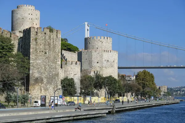 İstanbul, Türkiye - 27 Eylül 2024: Rumeli Kalesi İstanbul, Türkiye 'de bulunan bir ortaçağ Osmanlı kalesidir.