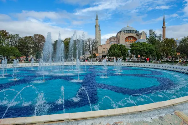 İstanbul, Türkiye - 30 Eylül 2024: Ayasofya eski bir Rum Ortodoks Hıristiyan ataerkil bazilikası, daha sonra bir imparatorluk camisi ve şimdi de İstanbul, Türkiye 'de bir müze..