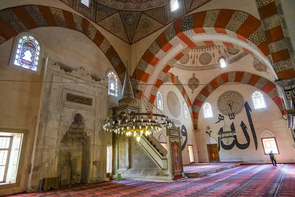 Edirne, Türkiye - 1 Ekim 2024: Eski Cami, Edirne, Türkiye 'de 15. yüzyıl başlarındaki Osmanlı camii..