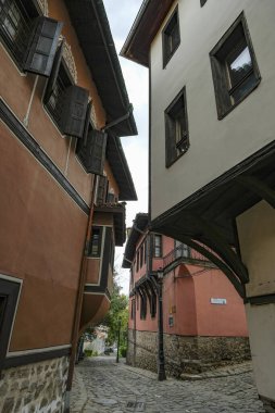 Filibe, Bulgaristan - 5 Ekim 2024: Bulgaristan 'ın eski Plovdiv kentinde bir sokak manzarası.