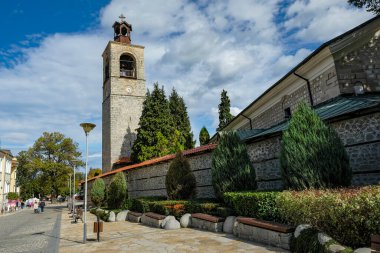 Bansko, Bulgaristan - 9 Ekim 2024: Kutsal Üçlemeci Kilisesi Bulgaristan 'ın Bansko kentinde bulunan bir Doğu Ortodoks kilisesidir..