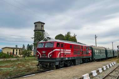 Bansko, Bulgaristan - 10 Ekim 2024: Bulgaristan 'daki Bansko dar ölçü tren istasyonunda bir tren.