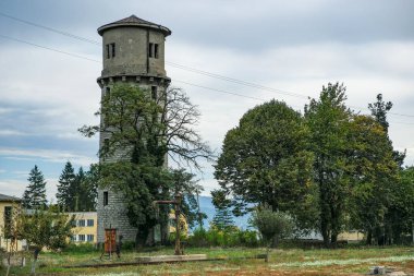 Bansko, Bulgaristan - 10 Ekim 2024: Bulgaristan 'daki Bansko dar ölçü tren istasyonunun manzarası.