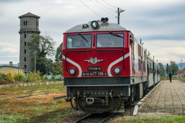 Bansko, Bulgaristan - 10 Ekim 2024: Bulgaristan 'daki Bansko dar ölçü tren istasyonunda bir tren.