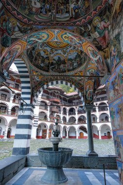 Rila, Bulgaristan - 12 Ekim 2024: Bulgaristan 'daki Rila Manastırı.