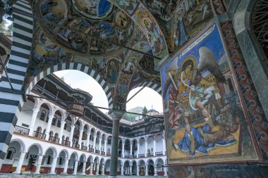 Rila, Bulgaristan - 12 Ekim 2024: Bulgaristan 'daki Rila Manastırı.