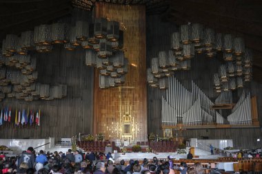 Mexico City, Mexico - 25 Ocak 2025: Meksika 'da Tepeyac Tepesi' nin eteğinde bulunan Katolik bir mabet olan Guadalupe Kilisesi Bazilikası 'ndaki hacılar.
