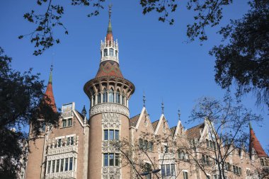 Barcelona, İspanya - 14 Aralık 2024 Casa Terradas, bilinen adıyla Casa de les Punxes, İspanya 'nın Barselona kentinde bulunan ve modern mimar Josep Puig i Cadafalch tarafından tasarlanan bir binadır..