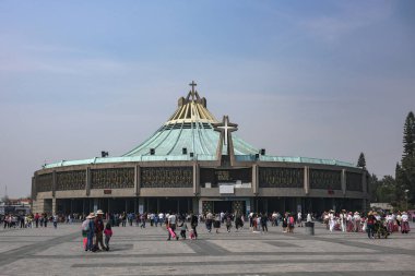 Mexico City, Mexico - 25 Ocak 2025: Meksika 'da Tepeyac Tepesi' nin eteğinde bulunan Katolik bir mabet olan Guadalupe Kilisesi Bazilikası 'ndaki hacılar.