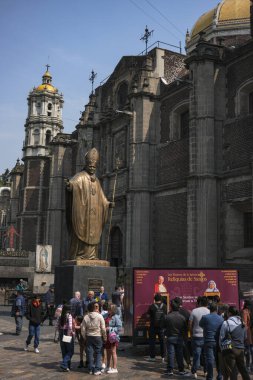 Mexico City, Mexico - 25 Ocak 2025: Mexico City 'de Tepeyac Tepesi eteğinde bulunan Katolik bir mabet olan Guadalupe Meryem Ana Bazilikası' nı ziyaret edenler.