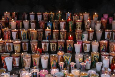 Mexico City, Meksika - 25 Ocak 2025: Meksika 'da Tepeyac Tepesi eteğinde bulunan Katolik tapınağı Guadalupe Meryem Ana Bazilikası' nda mumlar.