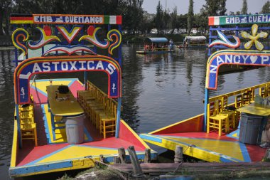 Mexico City, Mexico - 2 Şubat 2025: Mexico City Xochimilco kanallarındaki Trajinera tekneleri.