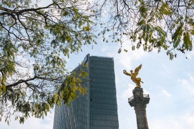 Mexico City, Mexico - 3 Şubat 2025: Bağımsızlık Anıtı, aynı zamanda Bağımsızlık Meleği olarak da bilinir, mimar Antonio Rivas Mercado tarafından Mexico City, Meksika.