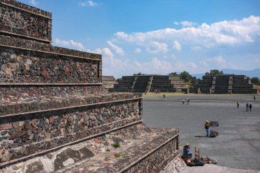 Mexico City, Meksika - 4 Şubat 2025: Teotihuacan 'ı ziyaret eden turistler, Meksika, Meksika' da bulunan antik bir Mesoamerikan şehridir..
