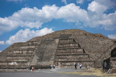 Mexico City, Meksika - 4 Şubat 2025: Teotihuacan 'ı ziyaret eden turistler, Meksika, Meksika' da bulunan antik bir Mesoamerikan şehridir..