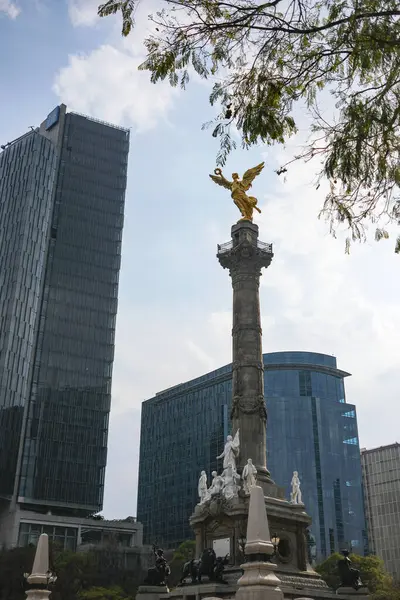 Mexico City, Mexico - 3 Şubat 2025: Bağımsızlık Anıtı, aynı zamanda Bağımsızlık Meleği olarak da bilinir, mimar Antonio Rivas Mercado tarafından Mexico City, Meksika.