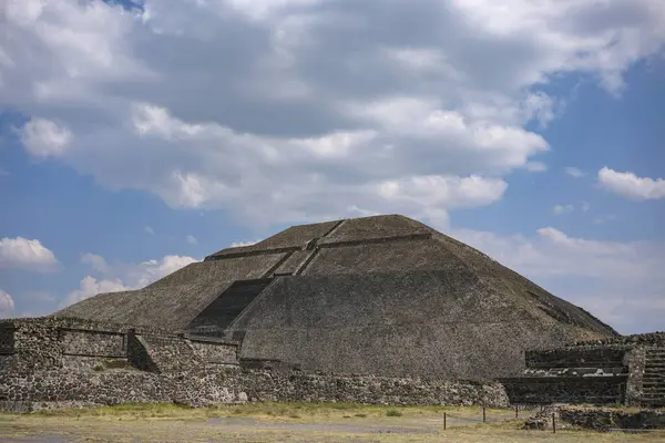 Mexico City, Meksika - 4 Şubat 2025 Teotihuacan, Meksika 'da bulunan eski bir Mezoamerikan şehridir..
