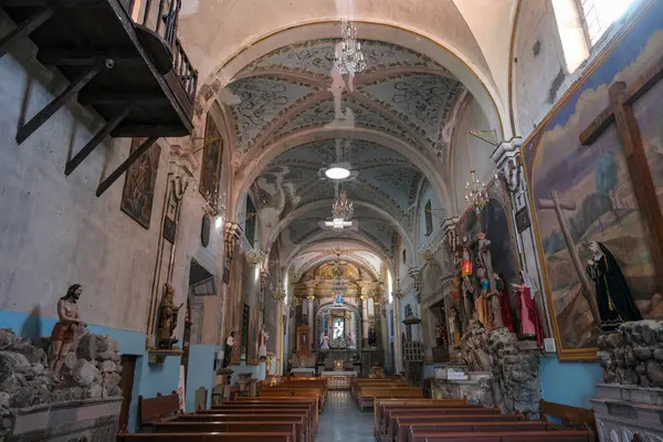 San Miguel de Allende, Meksika - 8 Şubat 2025: San Rafael Kilisesi veya San Miguel de Allende 'deki Kutsal İsa Okulu, Guanajuato, Meksika.