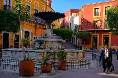 Guanajuato, Meksika - 11 Şubat 2025: Guanajuato, Meksika 'nın tarihi merkezinde Baratillo Meydanı manzarası.