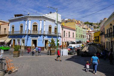 Guanajuato, Meksika - 12 Şubat 2025: Guanajuato, Meksika 'nın tarihi merkezinde bir caddenin manzarası.