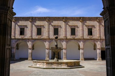 Morelia, Meksika - 16 Şubat 2025: Clavijero Sarayı Morelia, Michoacan, Meksika 'da bulunan bir halk kültür merkezidir..