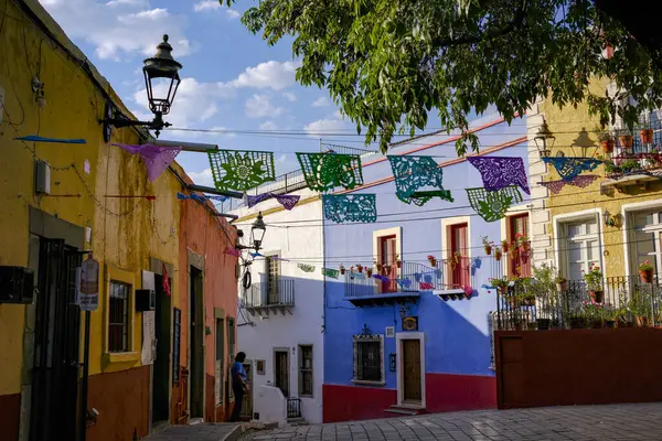Guanajuato, Meksika - 11 Şubat 2025: Guanajuato, Meksika 'nın tarihi merkezinde bir caddenin manzarası.