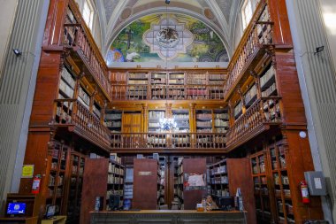 Morelia, Meksika - 18 Şubat 2025: Morelia 'daki Michoacana Üniversitesi Halk Kütüphanesi 17. yüzyıldan kalma eski bir Katolik tapınağıdır..