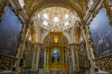 Puebla, Meksika - 21 Şubat 2025: Rosari Şapeli Puebla, Meksika 'daki Santo Domingo Manastırı Kilisesi.