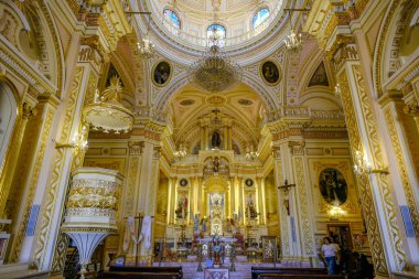 San Adres Cholula, Meksika - 22 Şubat 2025: The Sanctuary of Our Lady of Remedies San Andres Cholula, Puebla, Meksika 'daki Büyük Cholula Piramidinin tepesinde yer almaktadır..
