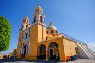 San Adres Cholula, Meksika - 22 Şubat 2025: The Sanctuary of Our Lady of Remedies San Andres Cholula, Puebla, Meksika 'daki Büyük Cholula Piramidinin tepesinde yer almaktadır..