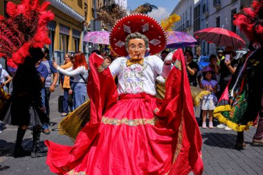 Puebla, Meksika - 23 Şubat 2025: Puebla Karnavalı Huehues geçit töreni ile tarihi Puebla, Meksika.