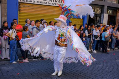 Puebla, Meksika - 23 Şubat 2025: Puebla Karnavalı Huehues geçit töreni ile tarihi Puebla, Meksika.