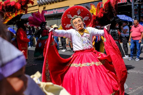 Puebla, Meksika - 23 Şubat 2025: Puebla Karnavalı Huehues geçit töreni ile tarihi Puebla, Meksika.
