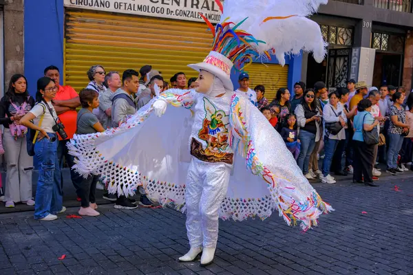 Puebla, Meksika - 23 Şubat 2025: Puebla Karnavalı Huehues geçit töreni ile tarihi Puebla, Meksika.