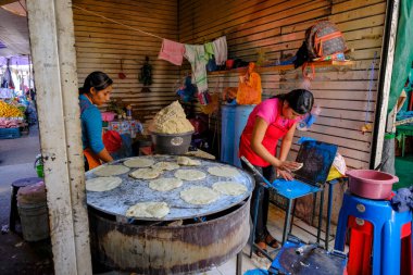Oaxaca de Juarez, Meksika - 1 Mart 2025: Oaxaca de Juarez, Meksika 'daki Central de Abastos Market Tortilla satıcıları.