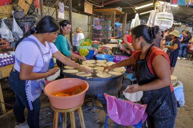 Oaxaca de Juarez, Meksika - 1 Mart 2025: Oaxaca de Juarez, Meksika 'daki Central de Abastos Market Tortilla satıcıları.