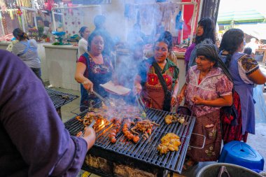 Tlacolula de Matamoros, Meksika - 2 Mart 2025: Kadınlar Tlacolula de Matamoros, Meksika 'daki Pazar Pazarı' nda yemek hazırlıyorlar.