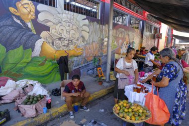 Tlacolula de Matamoros, Meksika - 2 Mart 2025: Tlacolula de Matamoros, Meksika 'daki Pazar Pazarında sebze satıcıları.