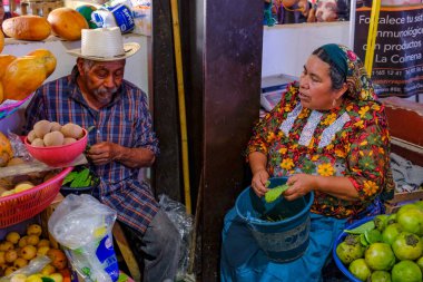 Tlacolula de Matamoros, Meksika - 2 Mart 2025: Tlacolula de Matamoros, Meksika 'daki Pazar Pazarında sebze satıcıları.