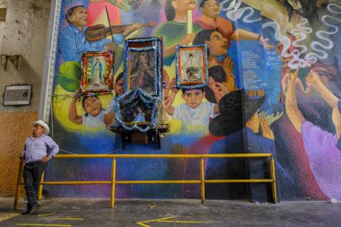 Oaxaca de Juarez, Meksika - 3 Mart 2025: Oaxaca de Juarez, Meksika 'daki 20 de Noviembre pazarındaki ressam Cesar Villegas' ın bir duvar resminin detayları.