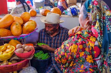 Tlacolula de Matamoros, Meksika - 2 Mart 2025: Tlacolula de Matamoros, Meksika 'daki pazar pazarında meyve satan bir adam.