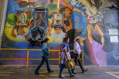 Oaxaca de Juarez, Meksika - 3 Mart 2025: Oaxaca de Juarez, Meksika 'daki 20 de Noviembre pazarındaki ressam Cesar Villegas' ın bir duvar resminin detayları.